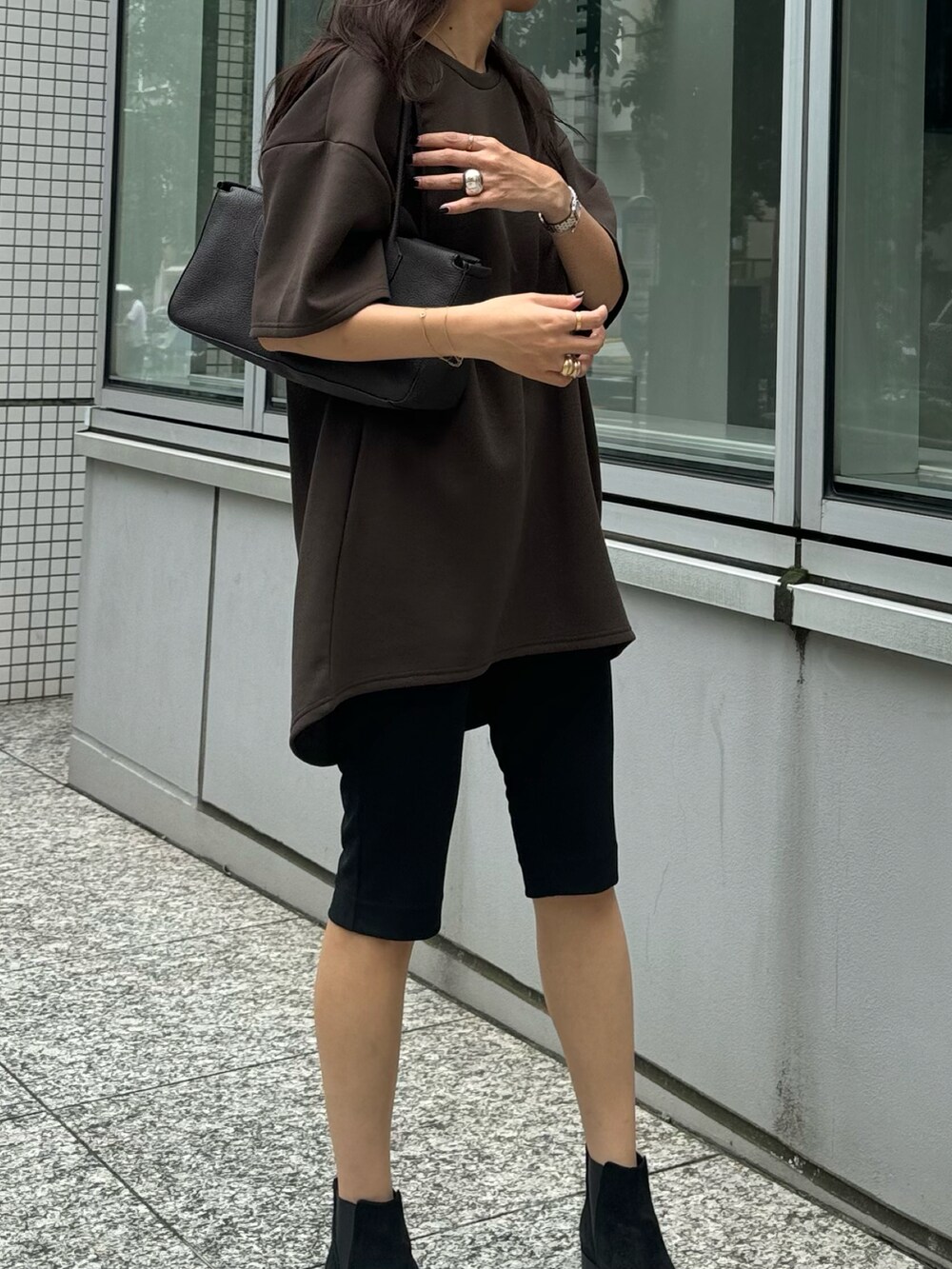 ブラウン系のTシャツ/カットソー、ブラウン系のバッグ、ブラック系のその他パンツを着用したレディースの秋コーディネートの2枚目の写真