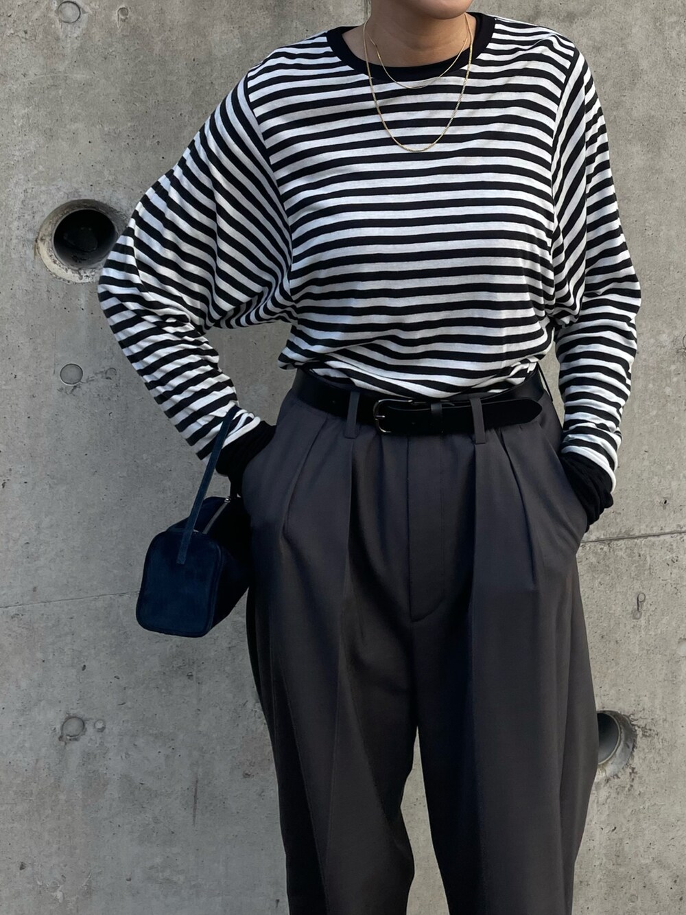 ホワイト系のTシャツ/カットソー、ブルー系のバッグ、グレー系のパンツを着用したレディースの春コーディネートの2枚目の写真