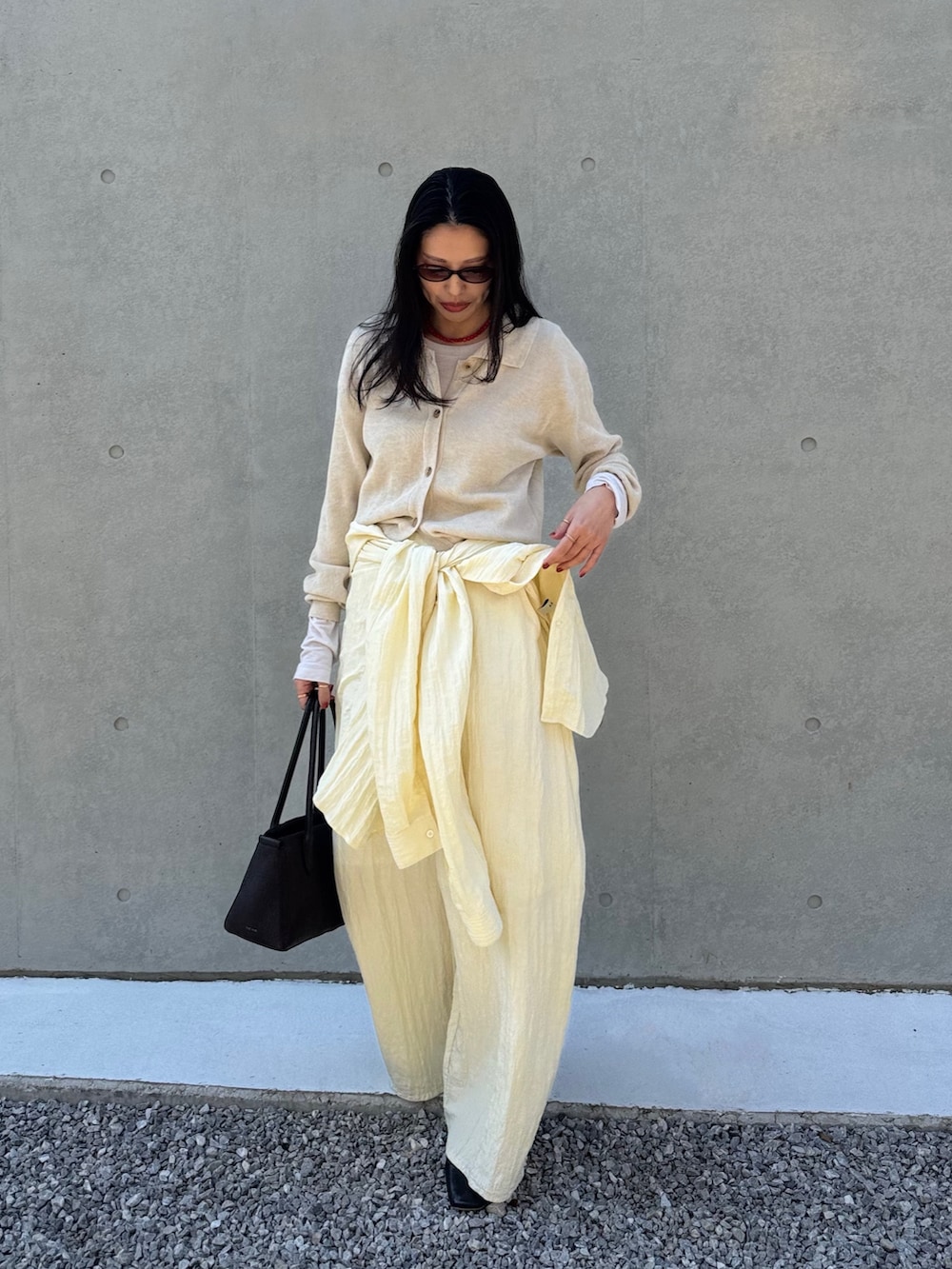 イエロー系のその他パンツ、イエロー系のシャツ/ブラウスを着用したレディースの春コーディネートの2枚目の写真