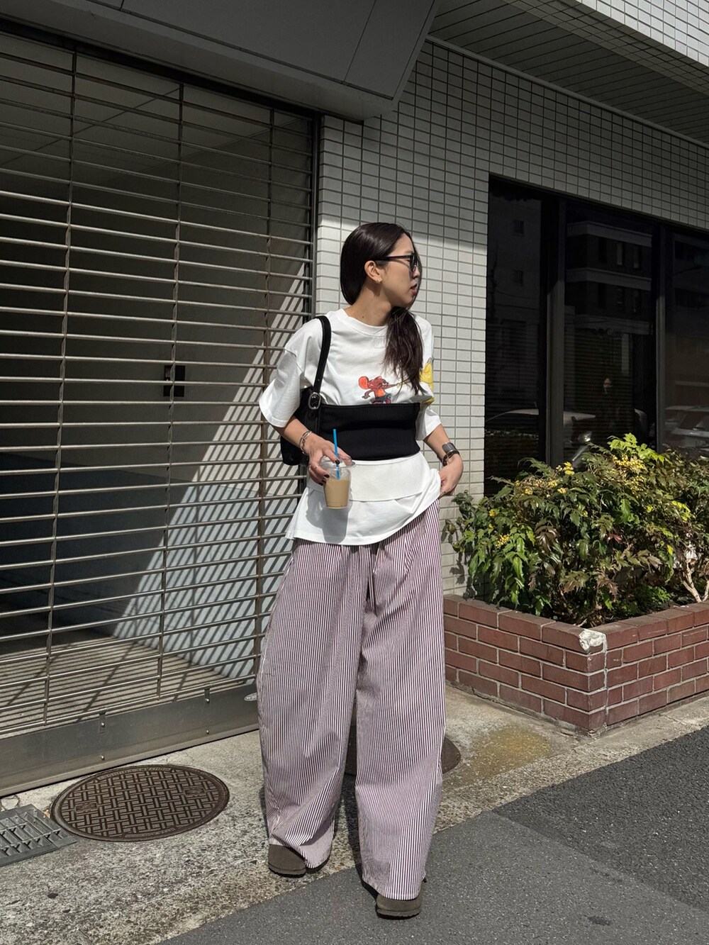 ホワイト系のTシャツ/カットソーを着用したレディースの春コーディネートの2枚目の写真