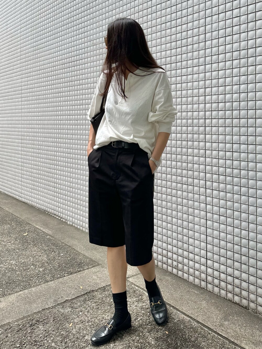 ブラック系のその他パンツ、ブラック系のシューズ、ホワイト系のトップスを着用したレディースの夏コーディネートの2枚目の写真