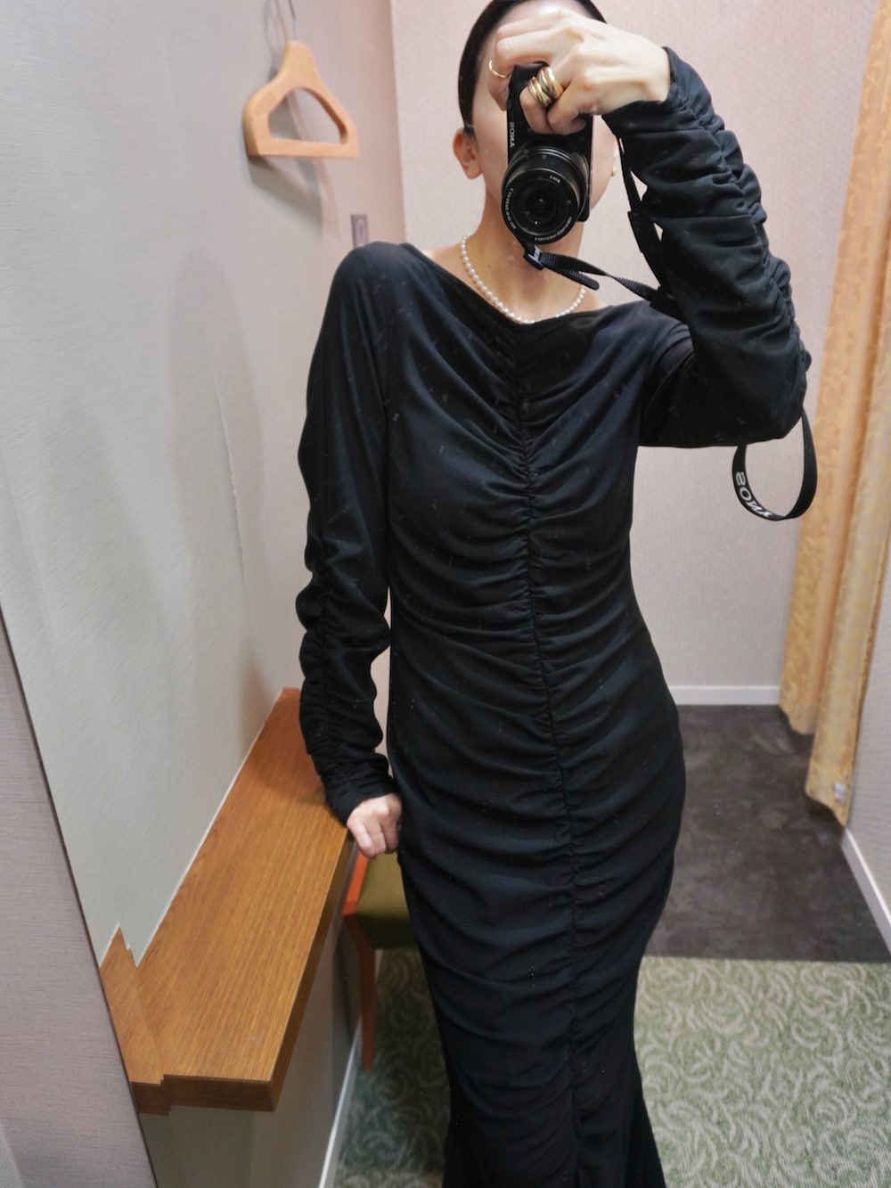 「AKTE、アクテ、ドレス、オケージョン、シンプルスタイル、クリスマスに着たい服、結婚式、結婚式ワンピース、大人コーデ、大人フェミニン、パーティースタイル、高身長コーデ」｜「AKTEのリンクルギャザーロングドレス（ワンピース、ブラック系）」を使った、satocoさん（レディース・167cm）の冬コーディネートの3枚目の写真