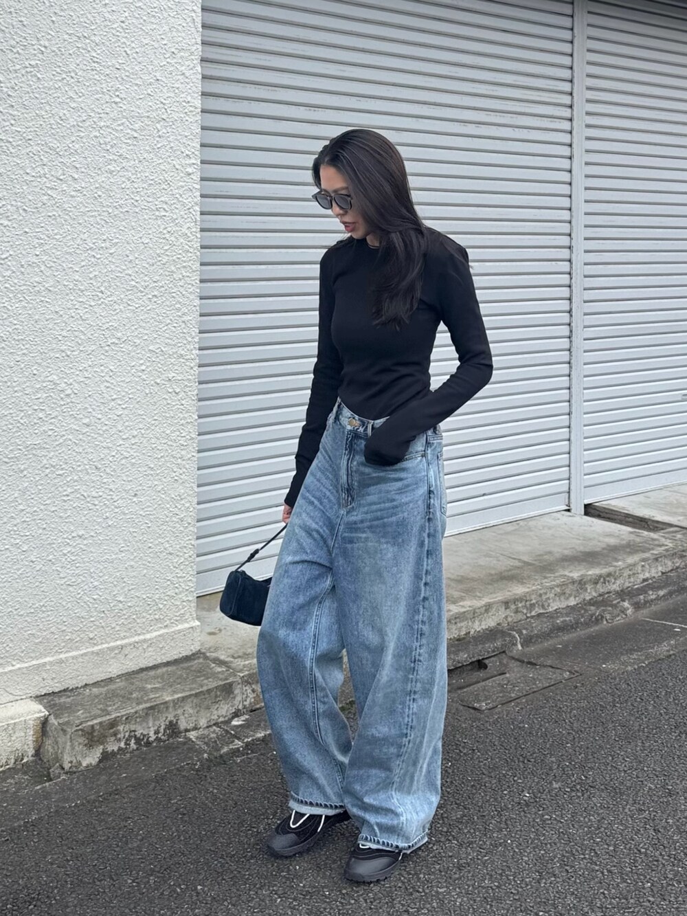 ブルー系のデニムパンツを着用したレディースの春コーディネートの2枚目の写真