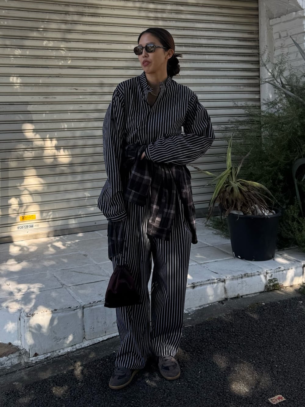 その他のつなぎ/オールインワン、ブラック系のトップス、パープル系のバッグを着用したレディースの春コーディネートの2枚目の写真