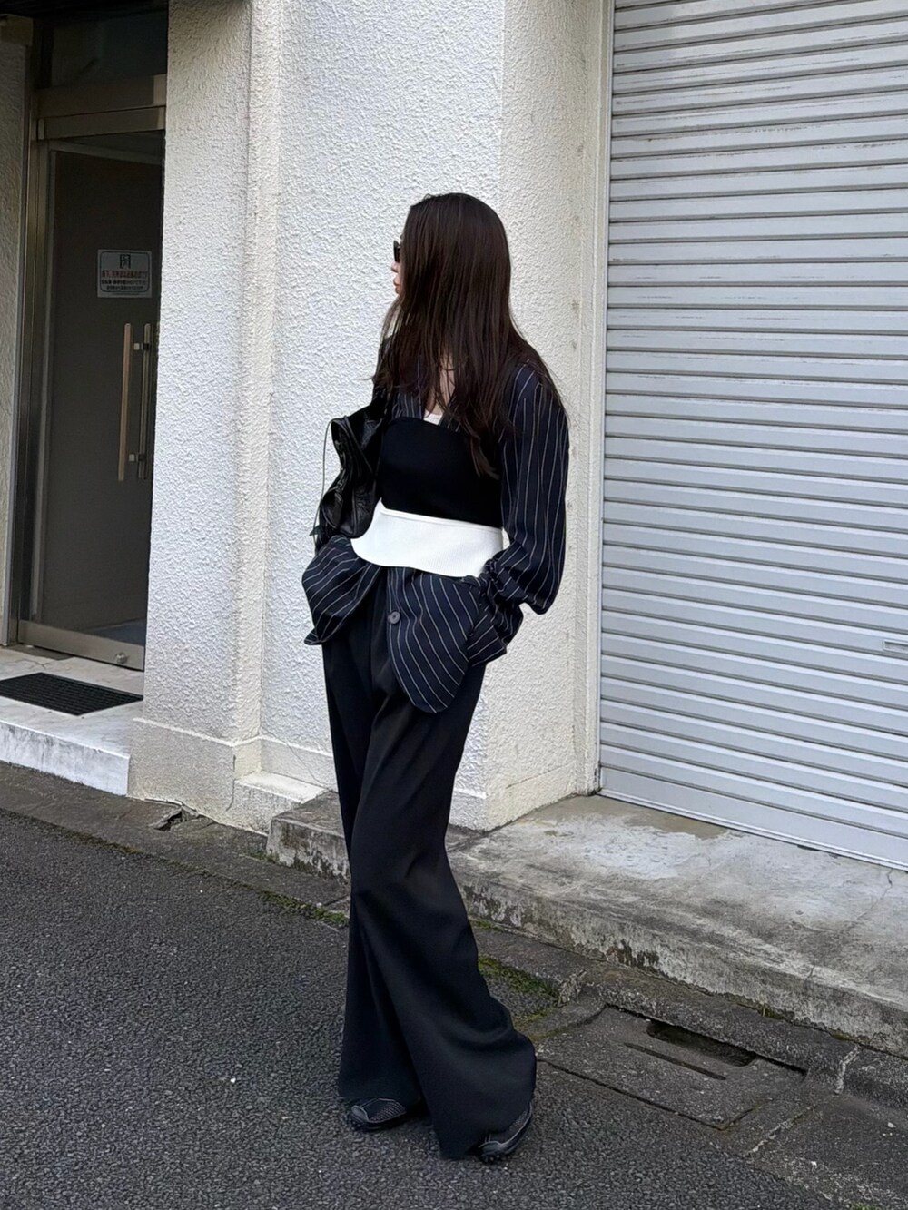 ブルー系のジャケット/アウター、ブラック系のトップス、ブラック系のその他パンツを着用したレディースの春コーディネートの2枚目の写真