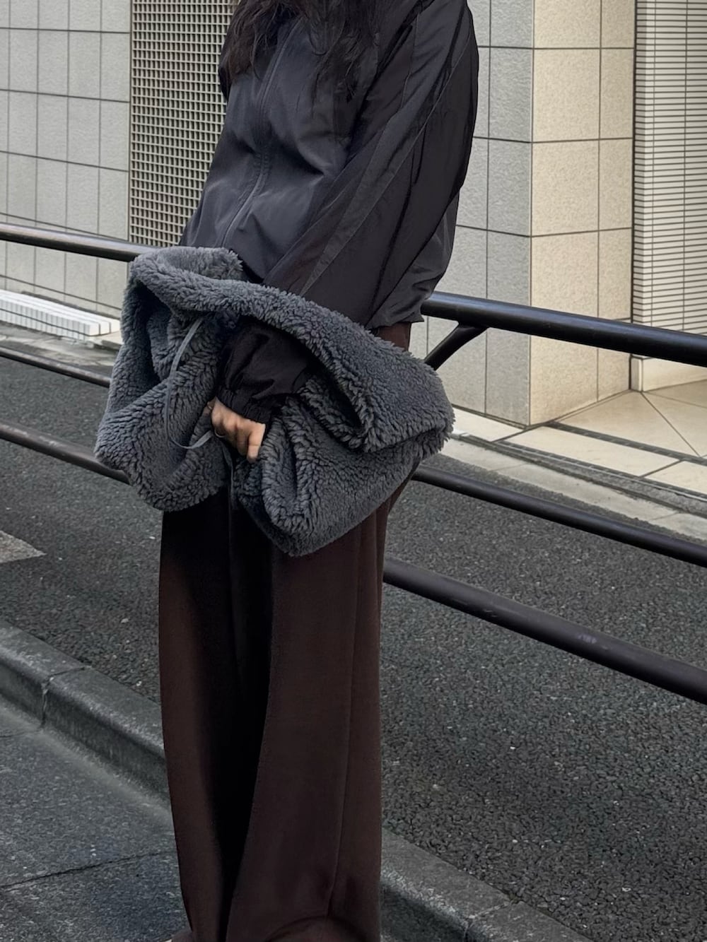 グレー系のトートバッグ、ブラック系のその他パンツ、ベージュ系のシューズを着用したレディースの秋コーディネートの2枚目の写真