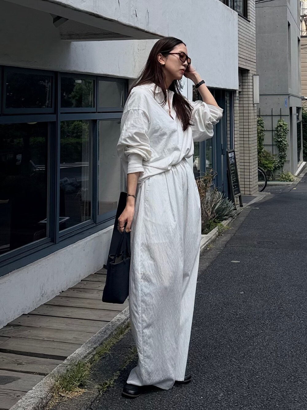 ホワイト系のその他パンツ、ブルー系のバッグを着用したレディースの春コーディネートの2枚目の写真
