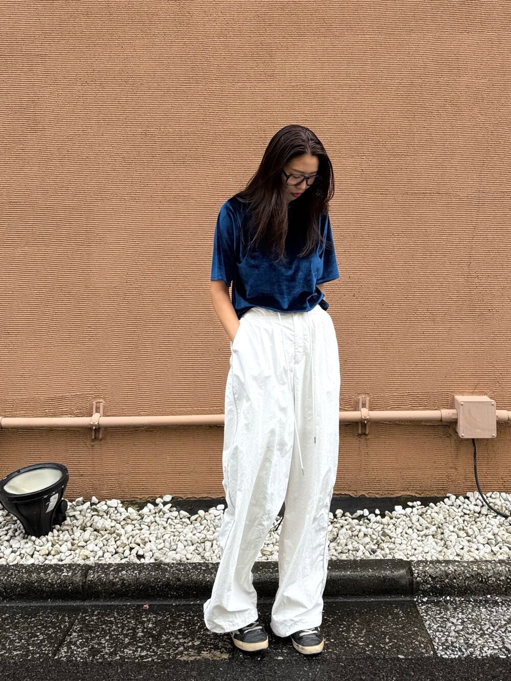 ブルー系のTシャツ/カットソー、ブラック系のバッグ、ホワイト系のその他パンツを着用したレディースの春コーディネートの2枚目の写真