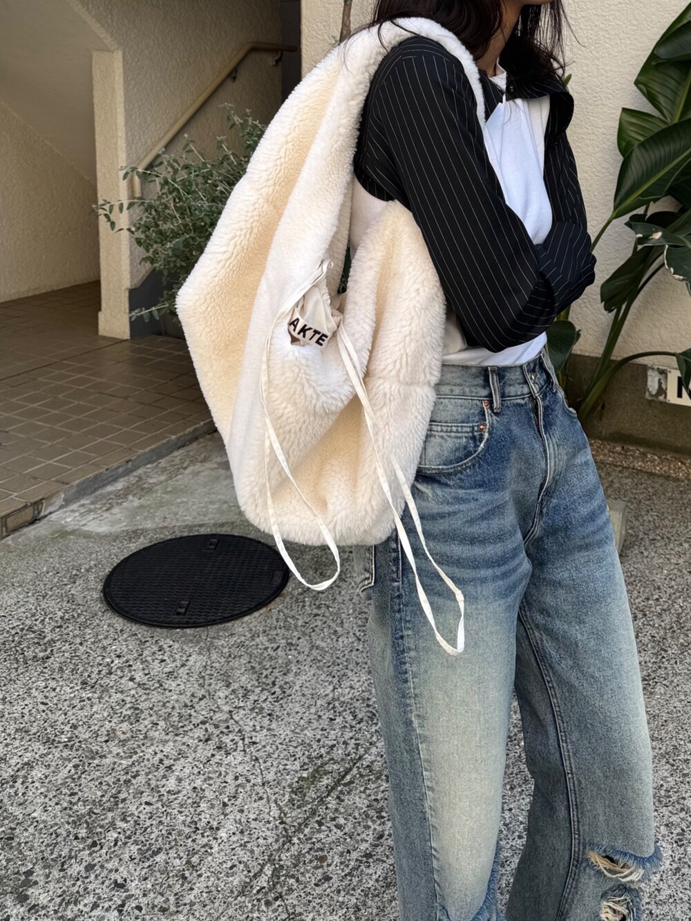 その他のシャツ/ブラウス、ホワイト系のトップス、ブルー系のパンツを着用したレディースの秋コーディネートの2枚目の写真