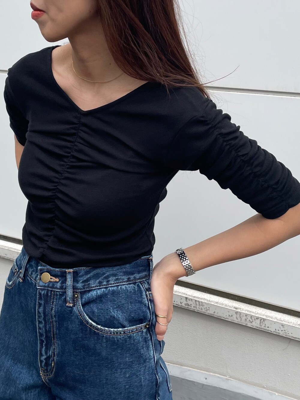 ブラック系のTシャツ/カットソー、ブルー系のバッグ、ブルー系のデニムパンツを着用したレディースの春コーディネートの2枚目の写真