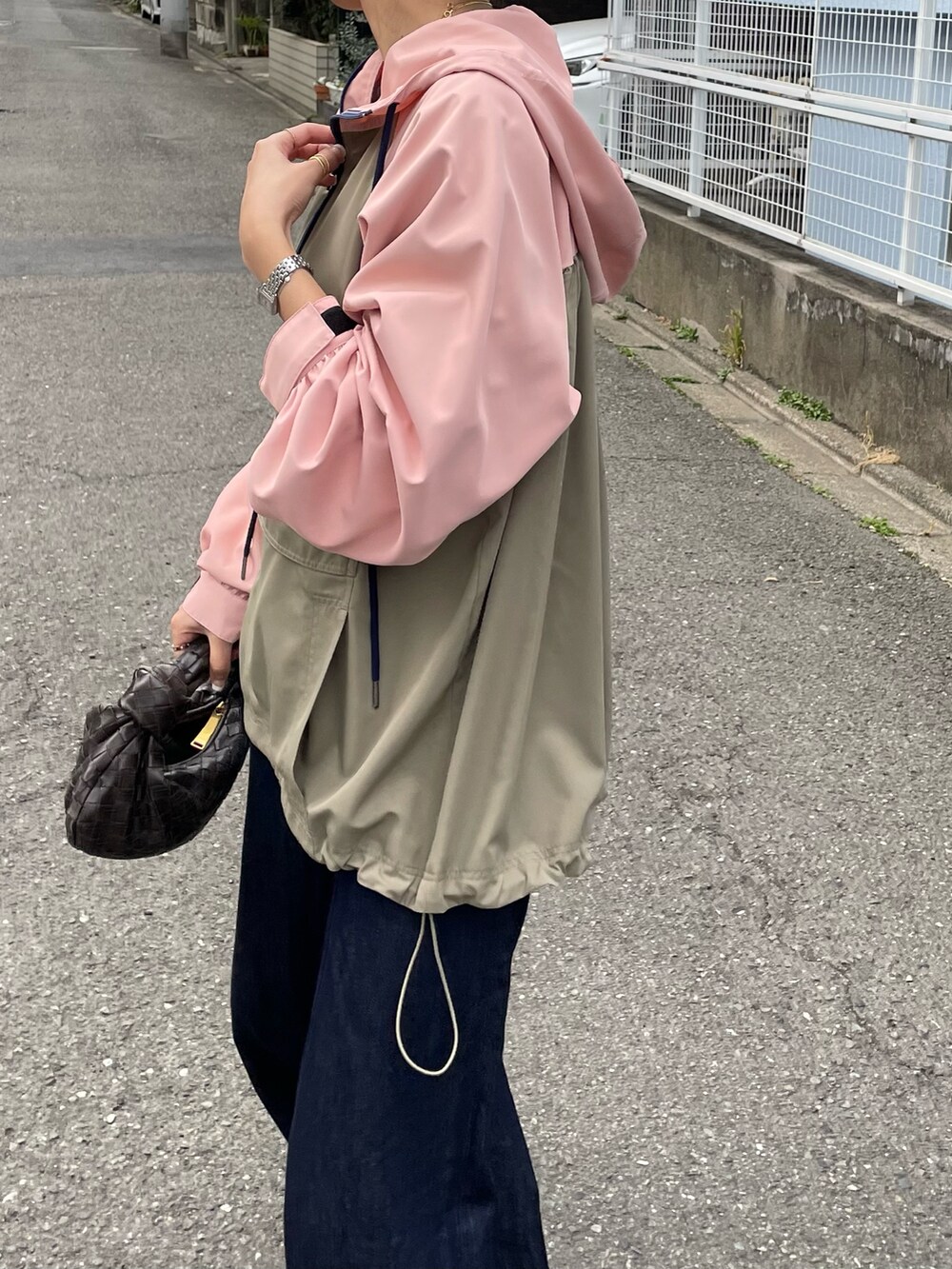「AKTE、アクテ、キレイめカジュアル、オトナカジュアル、カジュアルコーデ、大人女子、デニムコーデ、大人コーデ、オトナガーリー、高身長コーデ、アノラックパーカー、30代コーデ、アクティブ、スポーツミックス、オトナ女子」｜「AKTEのアノラックパーカー（その他アウター、グリーン系）」を使った、satocoさん（レディース・165cm）の春コーディネートの2枚目の写真
