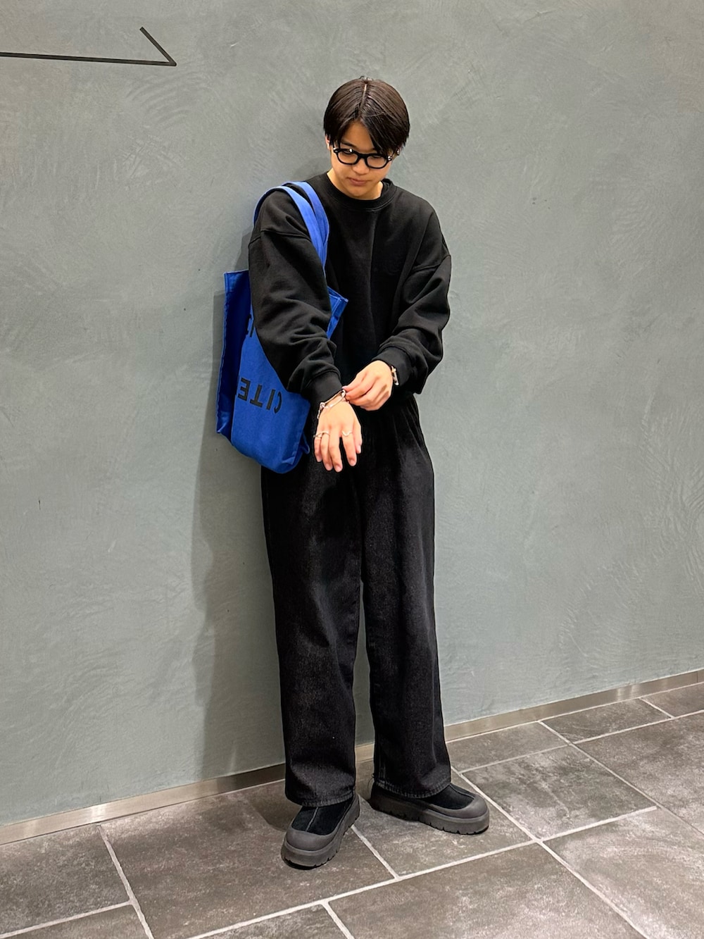 「オトナカジュアル、お出かけコーデ、ワイドパンツ、ノームコア、きれいめカジュアル、シンプル」｜「ADAM ET ROPE'の【コットンUSA】デニム 3タック ワイド スラックス/サステナブル/セットアップ対応（デニムパンツ、ブラック系）」を使った、Kouyaさん（メンズ・170cm）の冬コーディネートの3枚目の写真
