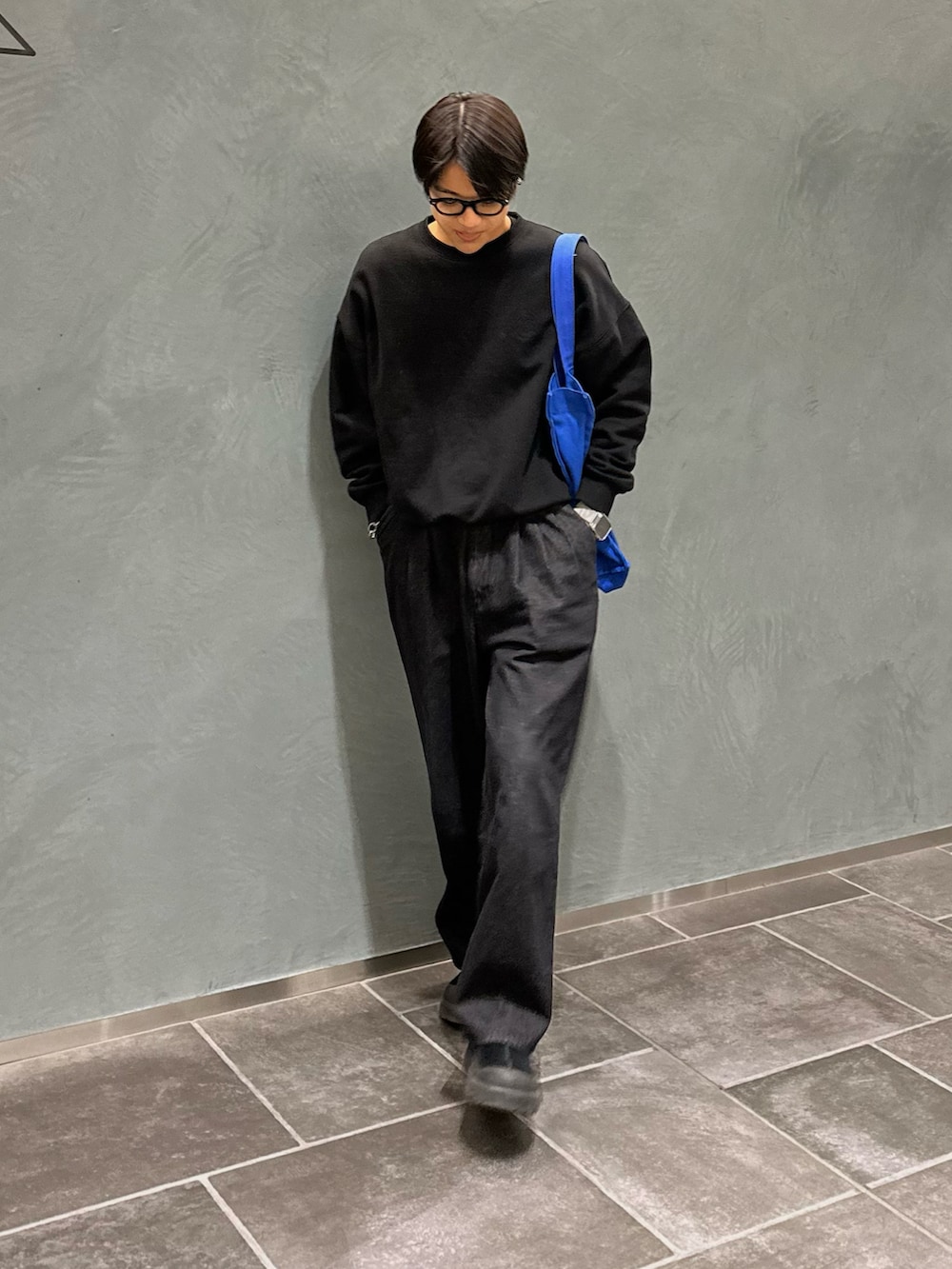 「オトナカジュアル、お出かけコーデ、ワイドパンツ、ノームコア、きれいめカジュアル、シンプル」｜「ADAM ET ROPE'の【コットンUSA】デニム 3タック ワイド スラックス/サステナブル/セットアップ対応（デニムパンツ、ブラック系）」を使った、Kouyaさん（メンズ・170cm）の冬コーディネートの2枚目の写真
