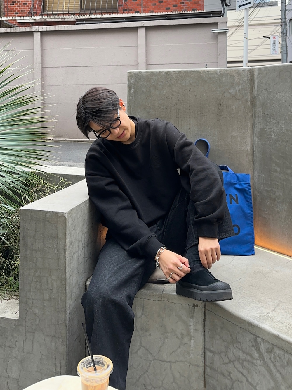 「オトナカジュアル、お出かけコーデ、ワイドパンツ、ノームコア、きれいめカジュアル、シンプル」｜「ADAM ET ROPE'の【コットンUSA】デニム 3タック ワイド スラックス/サステナブル/セットアップ対応（デニムパンツ、ブラック系）」を使った、Kouyaさん（メンズ・170cm）の冬コーディネートの4枚目の写真