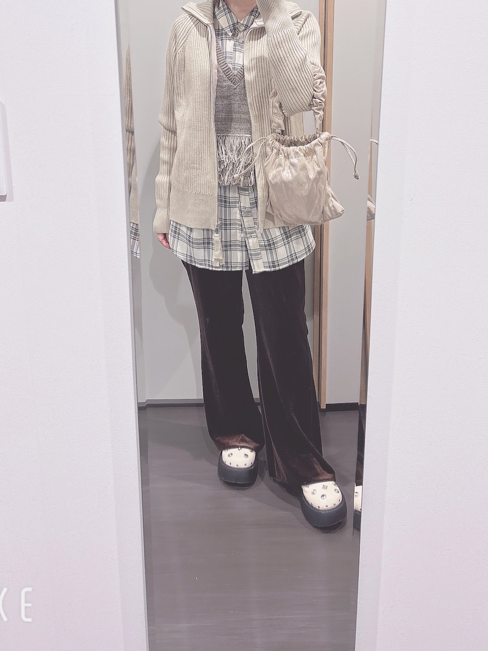 その他のシャツ/ブラウス、ブラウン系のニット/セーター、ベージュ系のカーディガン/ボレロを着用したレディースの秋コーディネートの2枚目の写真