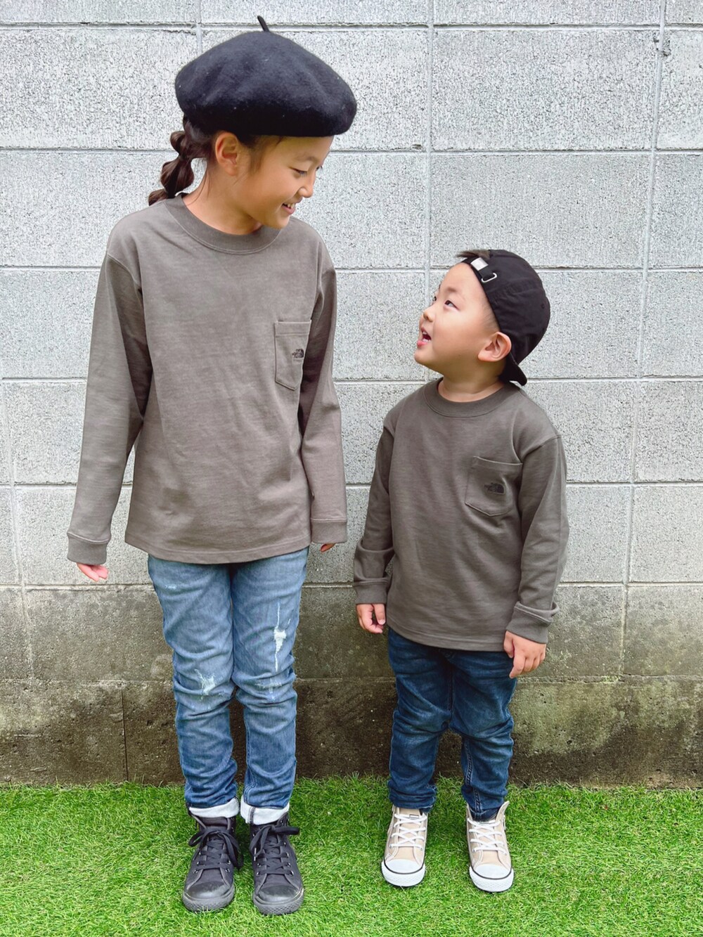 ブルー系のデニムパンツ、ベージュ系のスニーカー、ブルー系のデニムパンツを着用したキッズの秋コーディネートの3枚目の写真