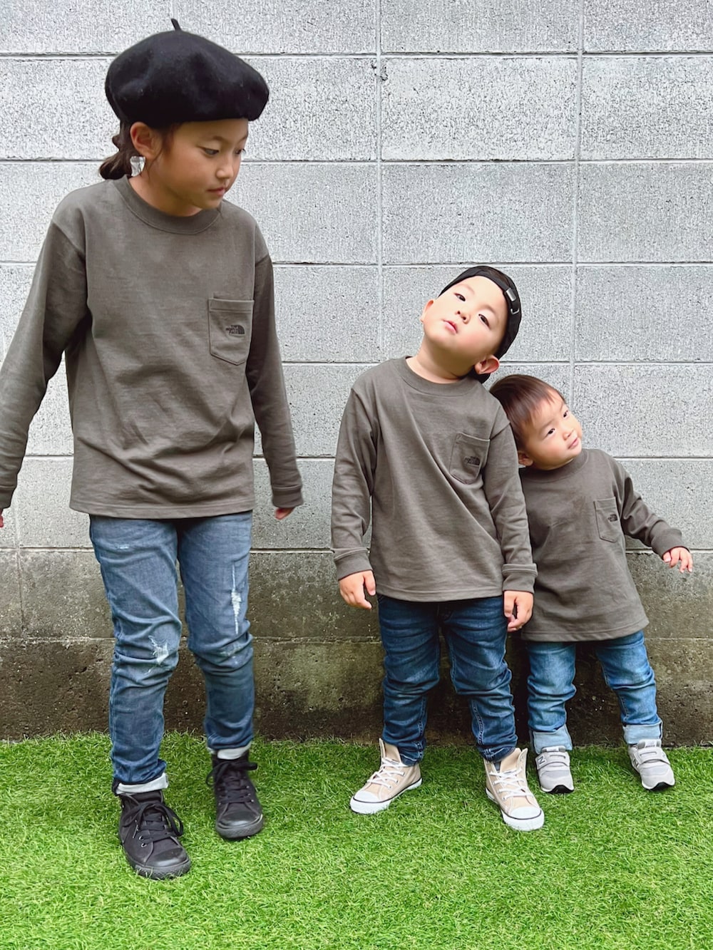 ブルー系のデニムパンツ、ベージュ系のスニーカー、ブルー系のデニムパンツを着用したキッズの秋コーディネートの2枚目の写真