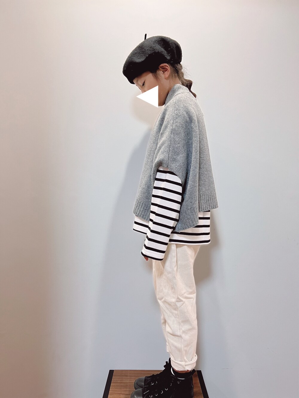 グレー系のベスト、ブラック系のTシャツ/カットソー、ベージュ系のデニムパンツを着用したキッズの秋コーディネートの2枚目の写真