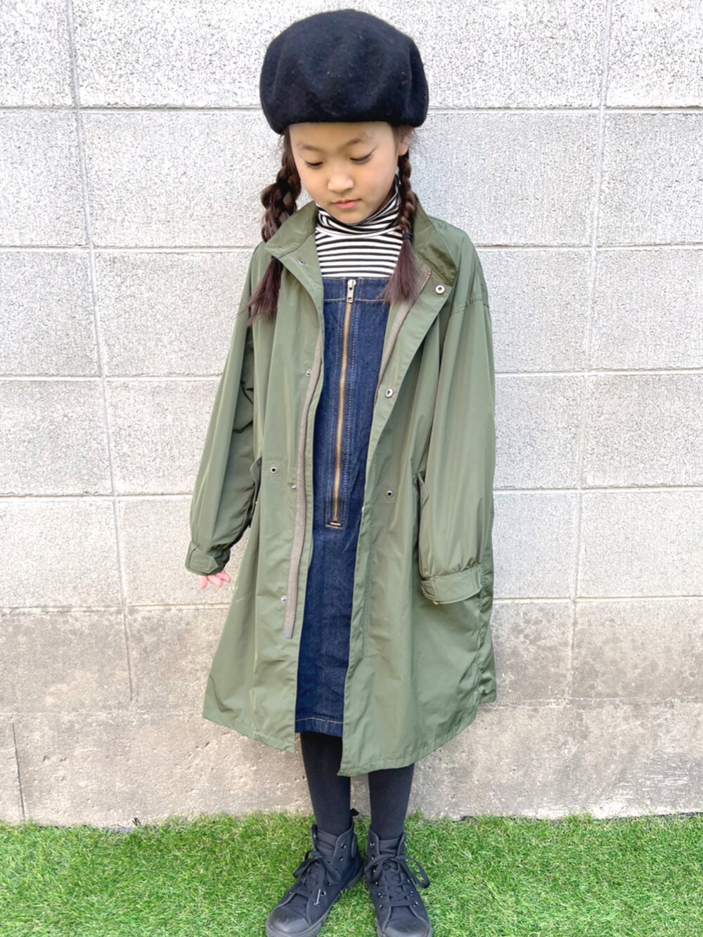 ブラック系のTシャツ/カットソー、ブラック系のスニーカー、ブラック系のハンチング/ベレー帽を着用したキッズの春コーディネートの2枚目の写真