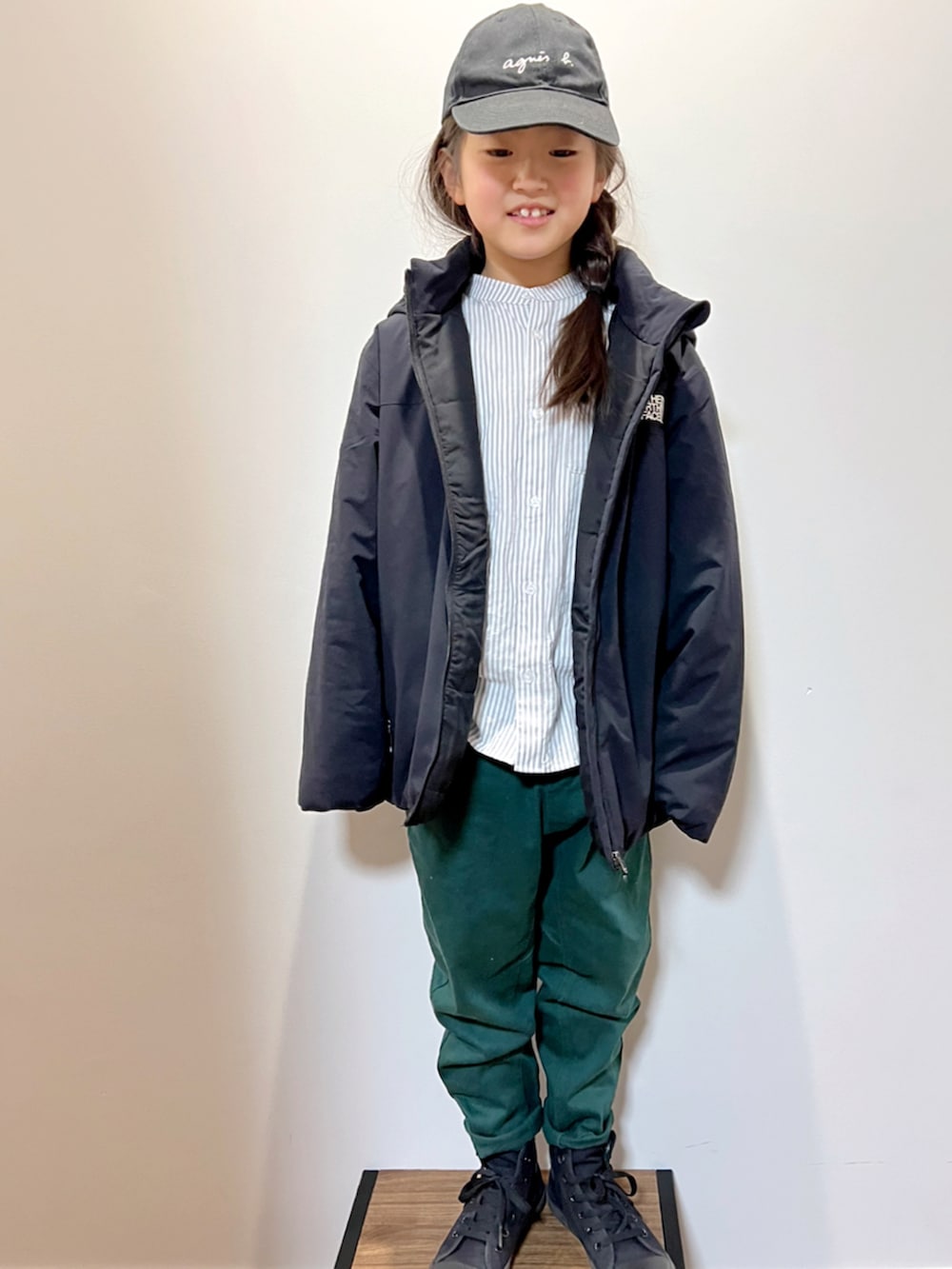 ブラック系のナイロンジャケット、ブルー系のデニムジャケット、グレー系のシャツ/ブラウスを着用したキッズの春コーディネートの2枚目の写真