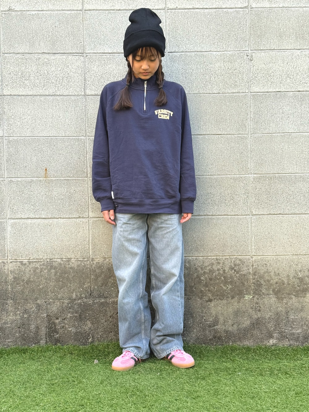 ピンク系のスニーカー、ブルー系のスウェット、グレー系のデニムパンツを着用したキッズの秋コーディネートの2枚目の写真