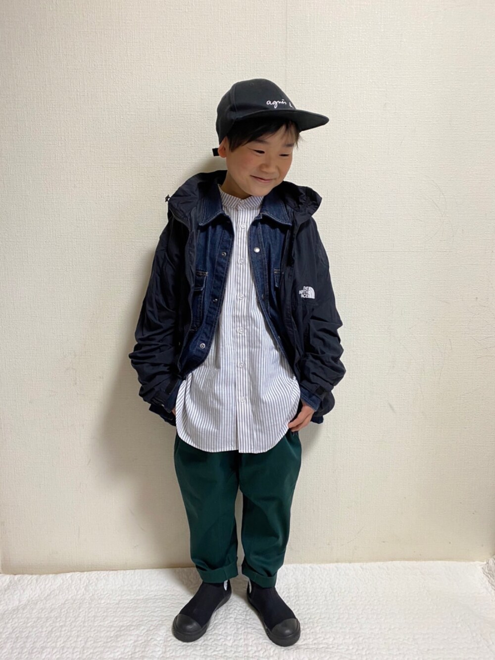 ブラック系のナイロンジャケット、ブルー系のデニムジャケット、グレー系のシャツ/ブラウスを着用したキッズの春コーディネートの3枚目の写真
