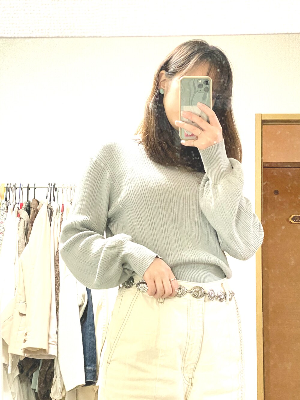 ホワイト系のデニムパンツ、ブルー系のカーディガン/ボレロ、ブルー系のニット/セーターを着用したレディースの春コーディネートの4枚目の写真