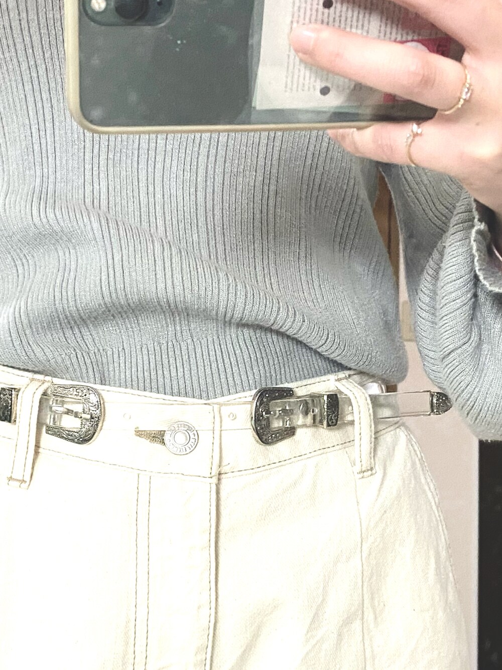 ホワイト系のデニムパンツ、ブルー系のカーディガン/ボレロ、ブルー系のニット/セーターを着用したレディースの春コーディネートの3枚目の写真