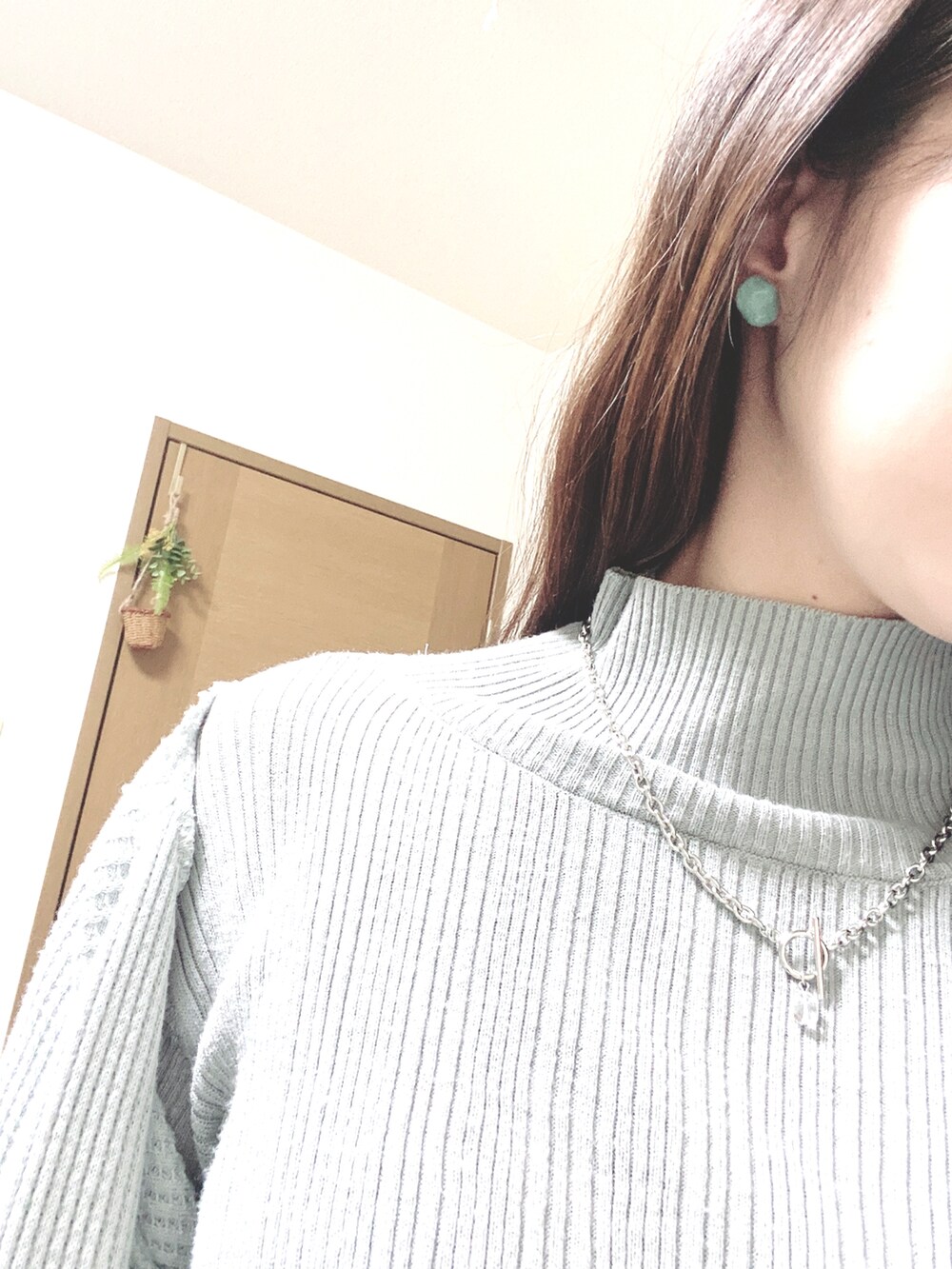 ホワイト系のデニムパンツ、ブルー系のカーディガン/ボレロ、ブルー系のニット/セーターを着用したレディースの春コーディネートの5枚目の写真