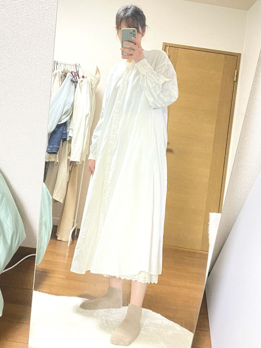 ホワイト系のワンピース/ドレス、ベージュ系のカーディガン/ボレロを着用したレディースの春コーディネートの2枚目の写真