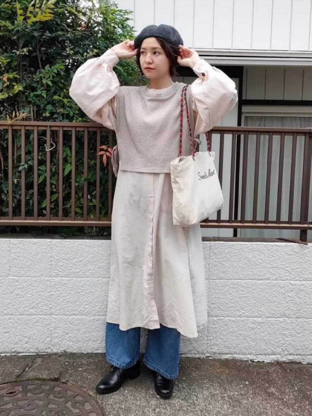 ベージュ系のトップス、ベージュ系のシャツワンピース、ホワイト系のトートバッグを着用したレディースの秋コーディネートの3枚目の写真