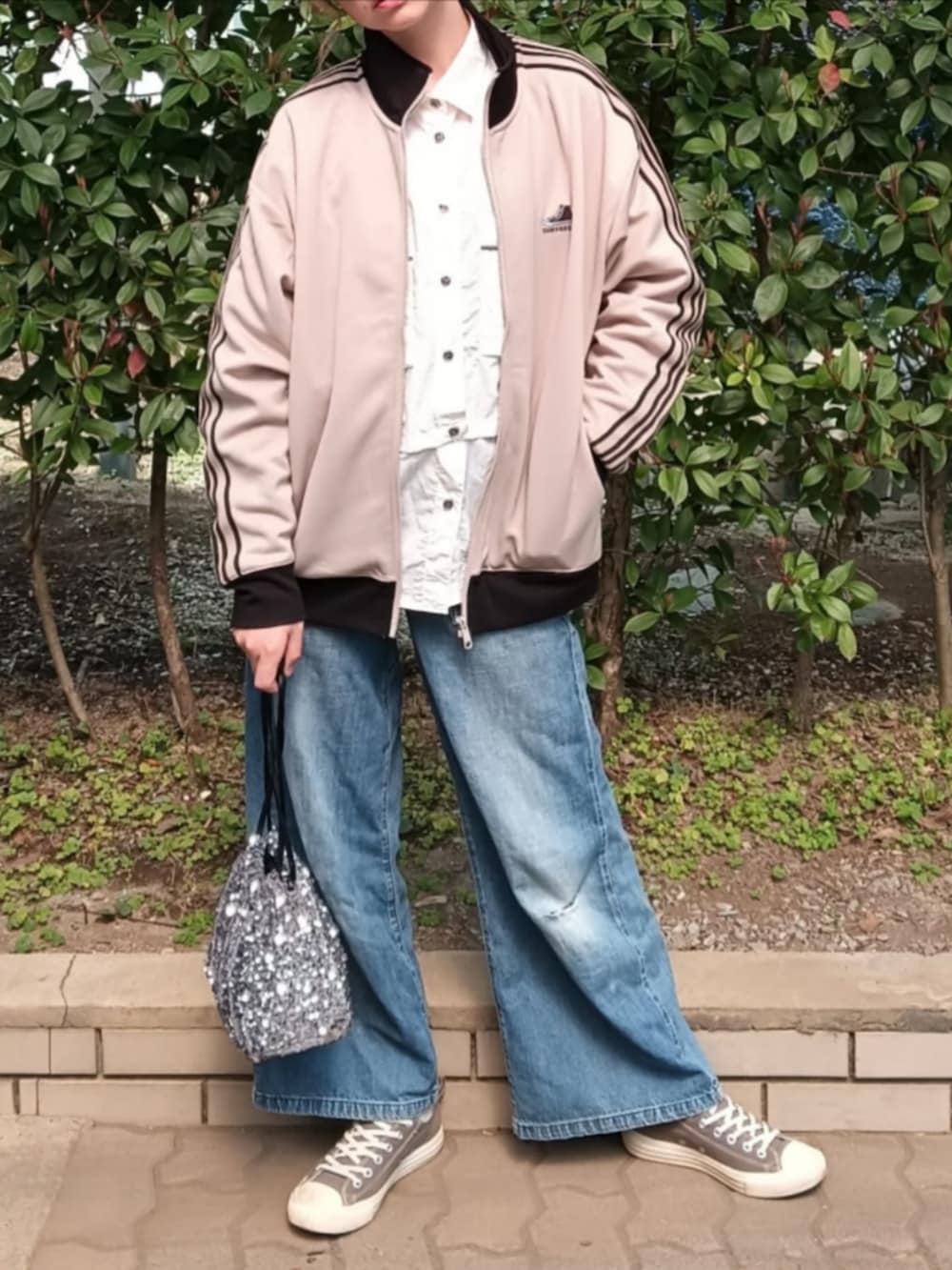 ホワイト系のシャツ/ブラウス、ベージュ系のジャージ、シルバー系のショルダーバッグを着用したレディースの春コーディネートの2枚目の写真