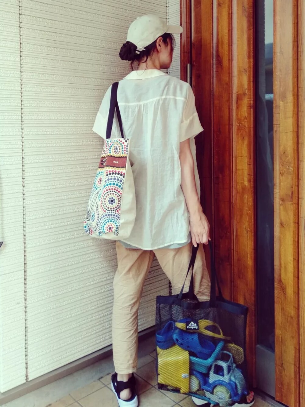 ホワイト系のシャツ/ブラウス、ブルー系のタンクトップ、ベージュ系のトートバッグを着用したレディースの春コーディネートの2枚目の写真
