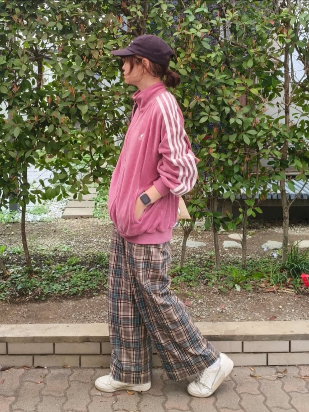 ピンク系のジャージ、ベージュ系のその他パンツ、ホワイト系のスニーカーを着用したレディースの春コーディネートの2枚目の写真