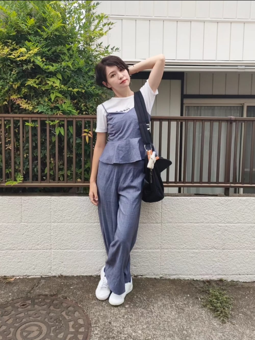 ホワイト系のTシャツ/カットソー、ブラック系のバッグ、ホワイト系のスニーカーを着用したレディースの秋コーディネートの2枚目の写真