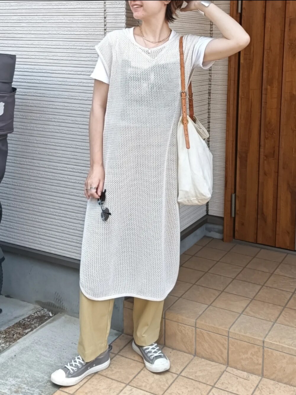 ホワイト系のワンピース、ホワイト系のショルダーバッグ、イエロー系のその他パンツを着用したレディースの夏コーディネートの2枚目の写真