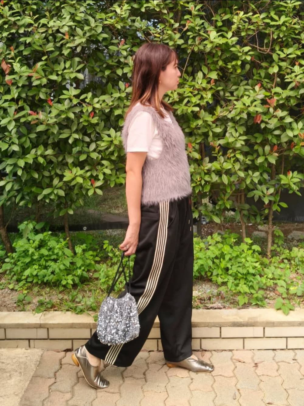 ホワイト系のTシャツ/カットソー、ブラック系のその他パンツ、シルバー系のショルダーバッグを着用したレディースの秋コーディネートの3枚目の写真
