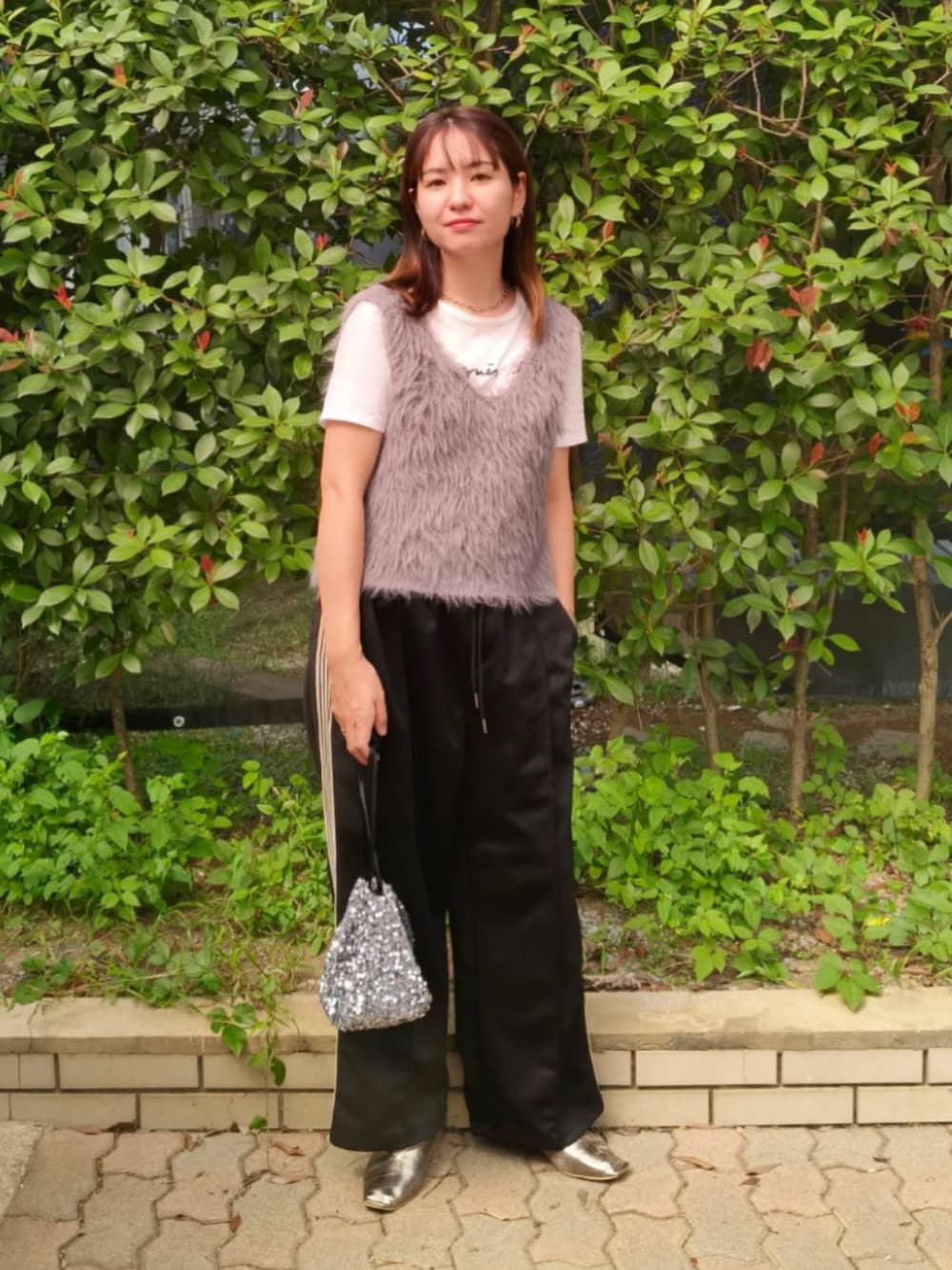 ホワイト系のTシャツ/カットソー、ブラック系のその他パンツ、シルバー系のショルダーバッグを着用したレディースの秋コーディネートの2枚目の写真