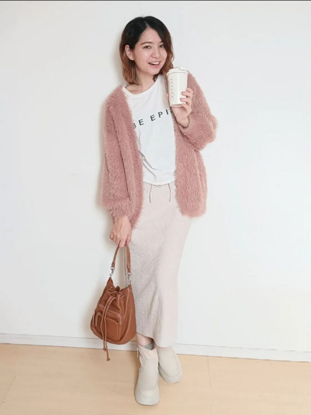 ブラック系のTシャツ/カットソー、その他のトップス、ホワイト系のスカートを着用したレディースの秋コーディネートの2枚目の写真