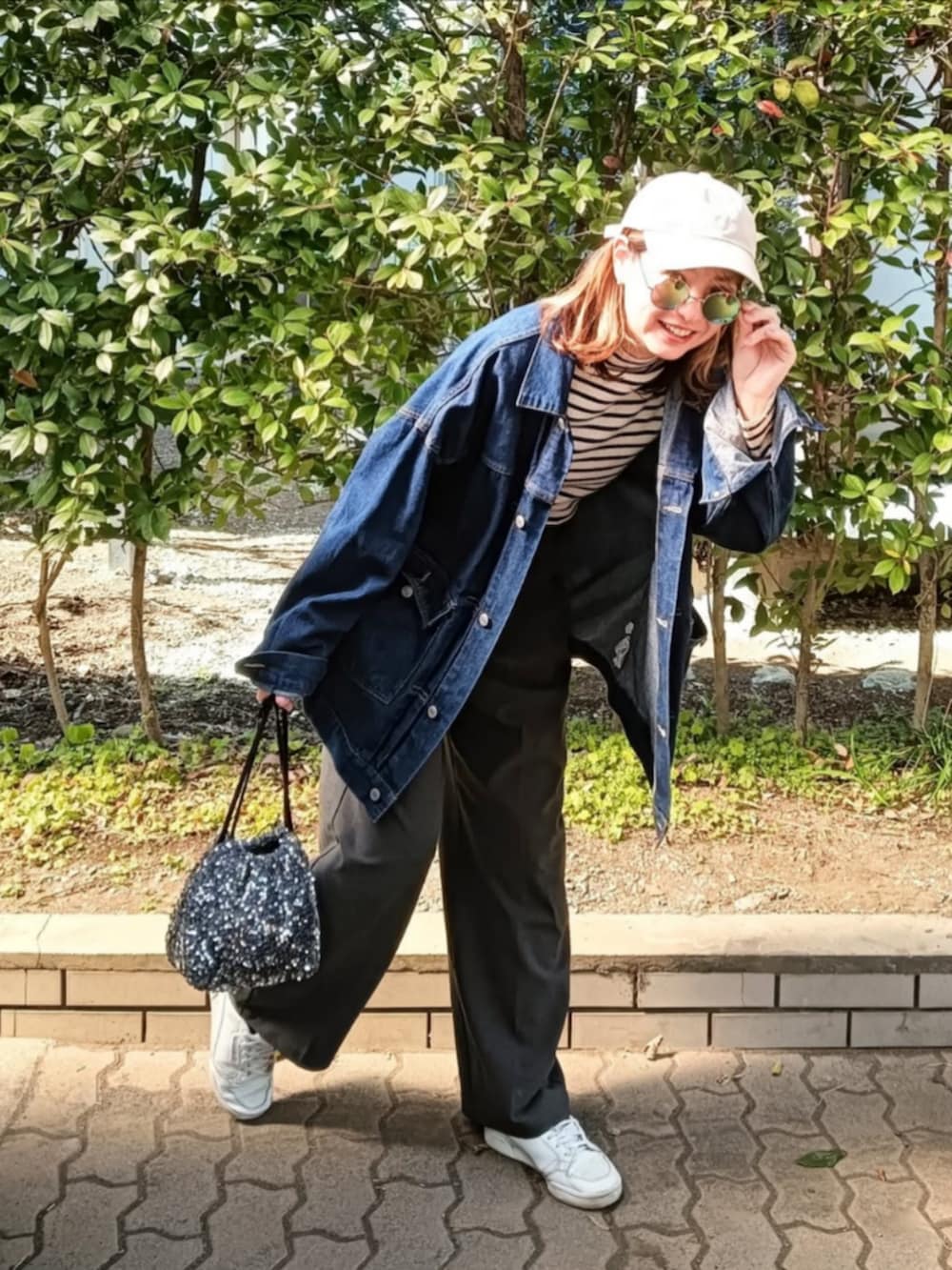 その他のニット/セーター、ブルー系のデニムジャケット、シルバー系のショルダーバッグを着用したレディースの春コーディネートの3枚目の写真