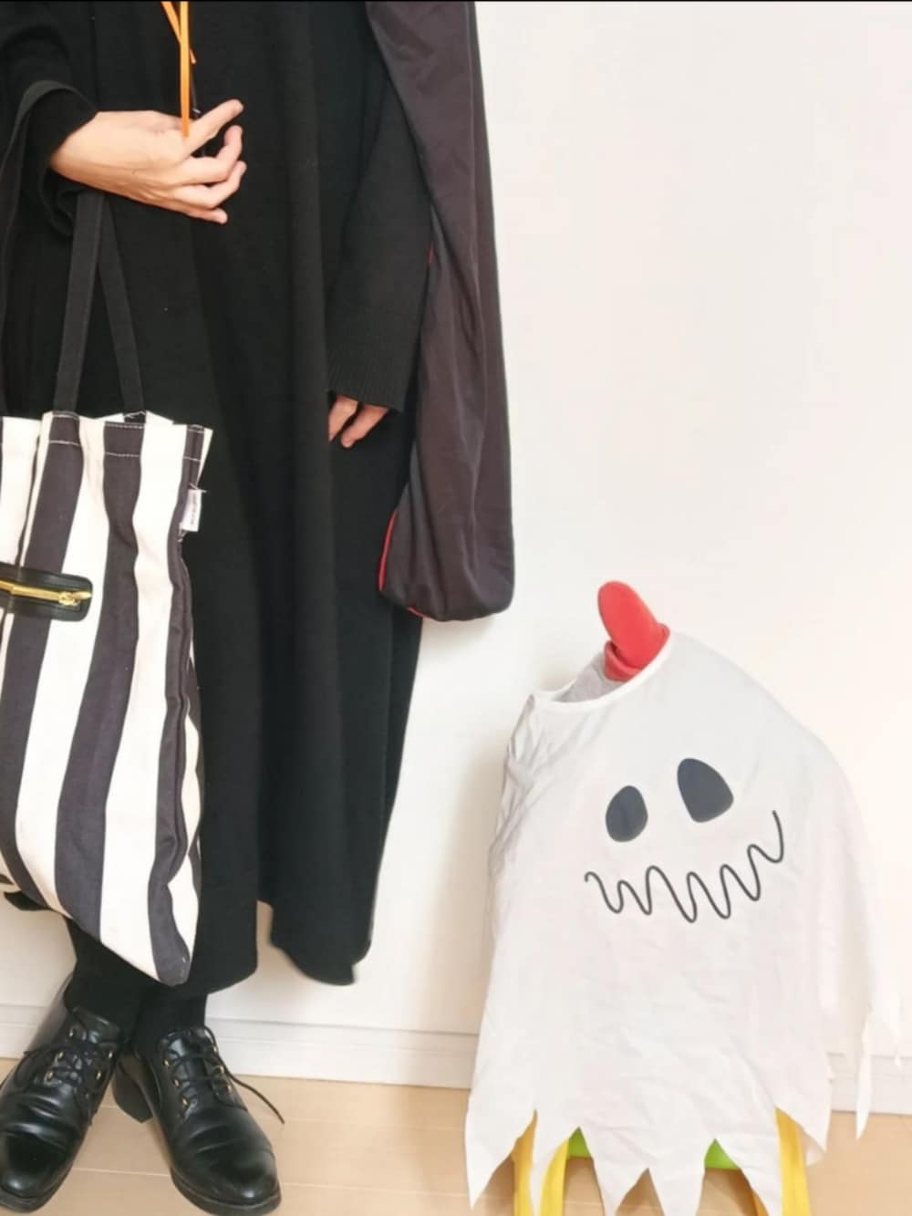 ブラック系のワンピース、ブラック系のトートバッグ、ブラック系のドレスシューズを着用したレディースの秋コーディネートの5枚目の写真