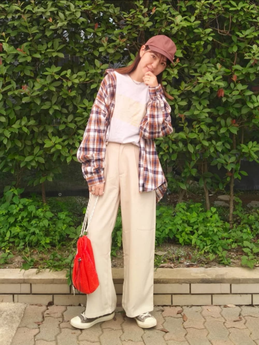 グレー系のTシャツ/カットソー、レッド系のシャツ/ブラウス、ホワイト系のスラックスを着用したレディースの秋コーディネートの3枚目の写真