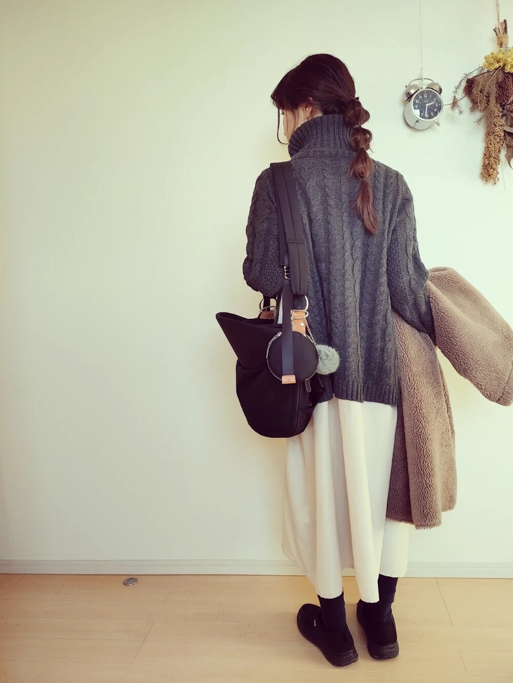 「norn、nornbag、ノルン、抱っこカバン、抱っこバッグ、ヒップシート、マザーズバッグ、セカンド抱っこ紐、タートルネック、コーヒー、ニット、シャツワンピ、レイヤードスタイル」｜「N/ORNのアイテム（バッグ、ブラック系）」を使った、ゆーきさん（骨格ウェーブ・レディース・160cm）の冬コーディネートの2枚目の写真
