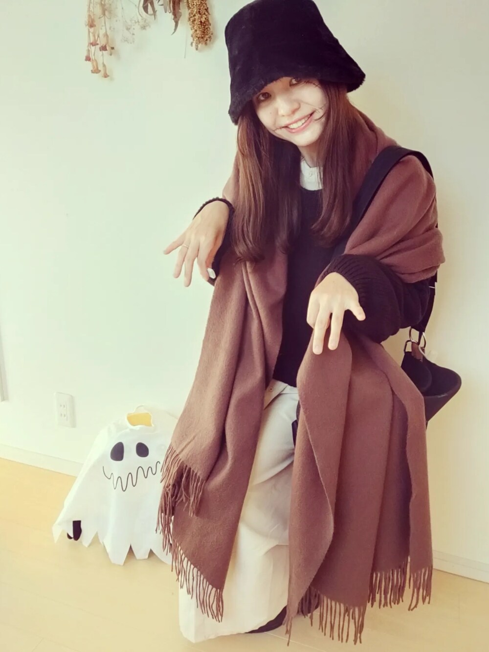 ブラック系のバッグ、ベージュ系のシャツワンピース、ブラック系のニット/セーターを着用したレディースの秋コーディネートの3枚目の写真