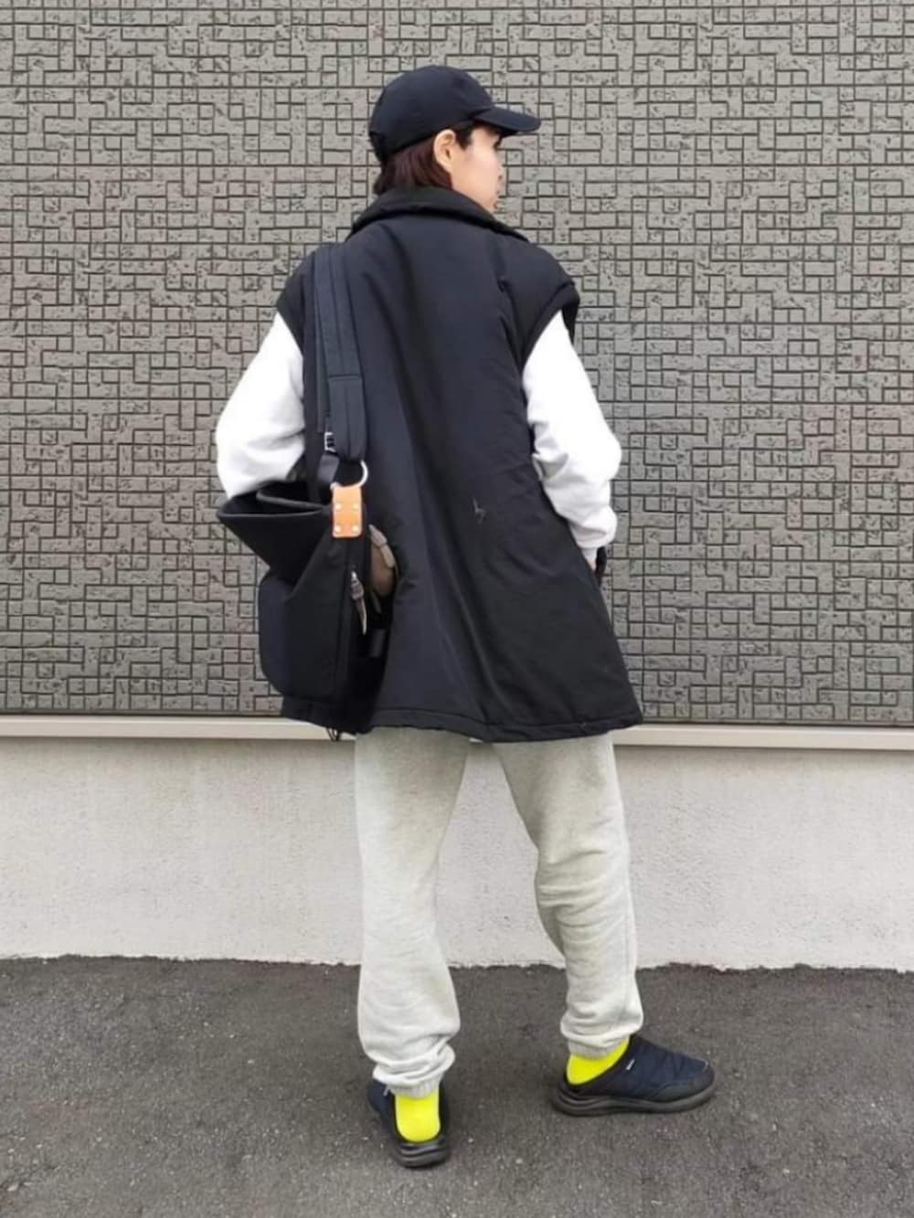 ブラック系のダウンジャケット/コート、ホワイト系のスウェット、グレー系のスウェットパンツを着用したレディースの冬コーディネートの3枚目の写真