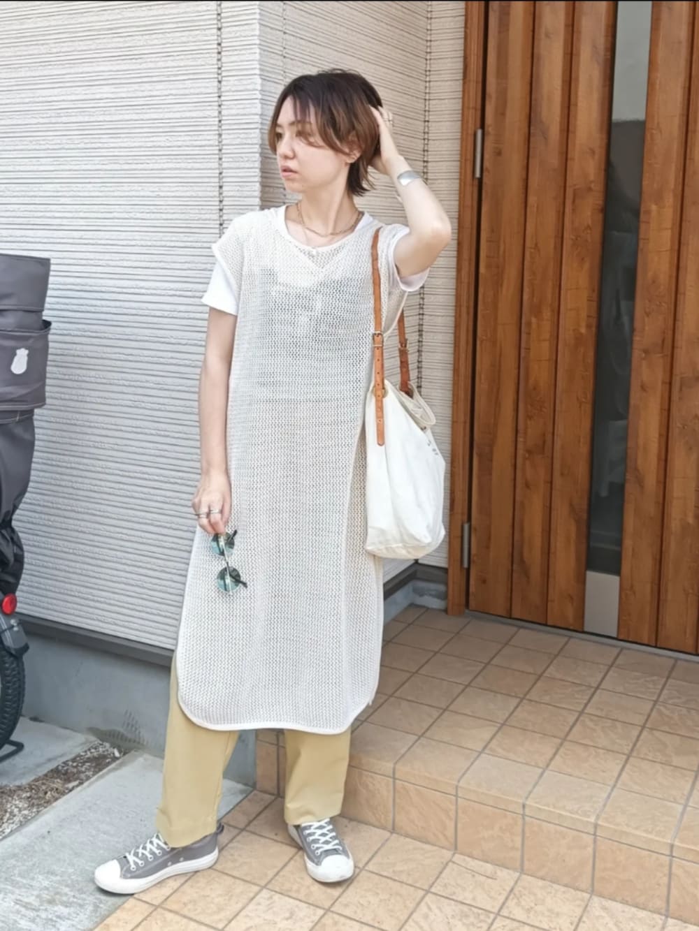 ホワイト系のワンピース、ホワイト系のショルダーバッグ、イエロー系のその他パンツを着用したレディースの夏コーディネートの3枚目の写真