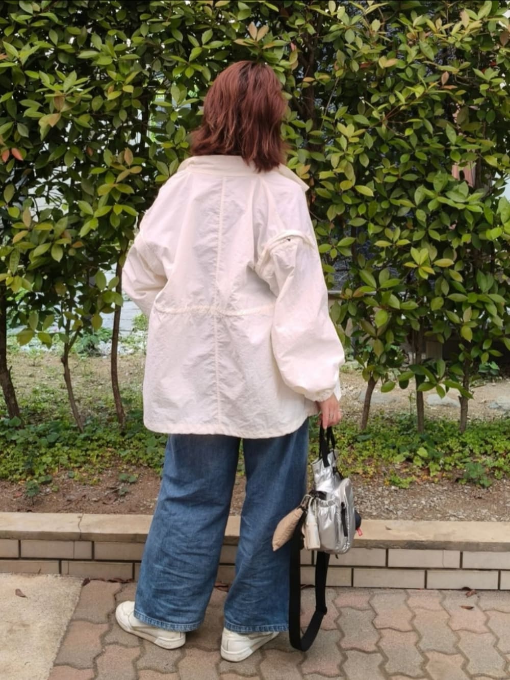ブルー系のTシャツ/カットソー、ホワイト系のブルゾン、ブルー系のデニムパンツを着用したレディースの夏コーディネートの3枚目の写真