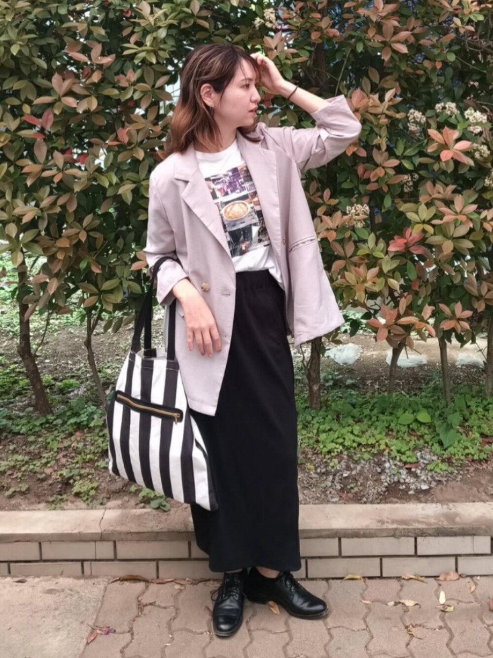 ホワイト系のTシャツ/カットソー、グレー系のテーラードジャケット、ブラック系のスカートを着用したレディースの春コーディネートの2枚目の写真