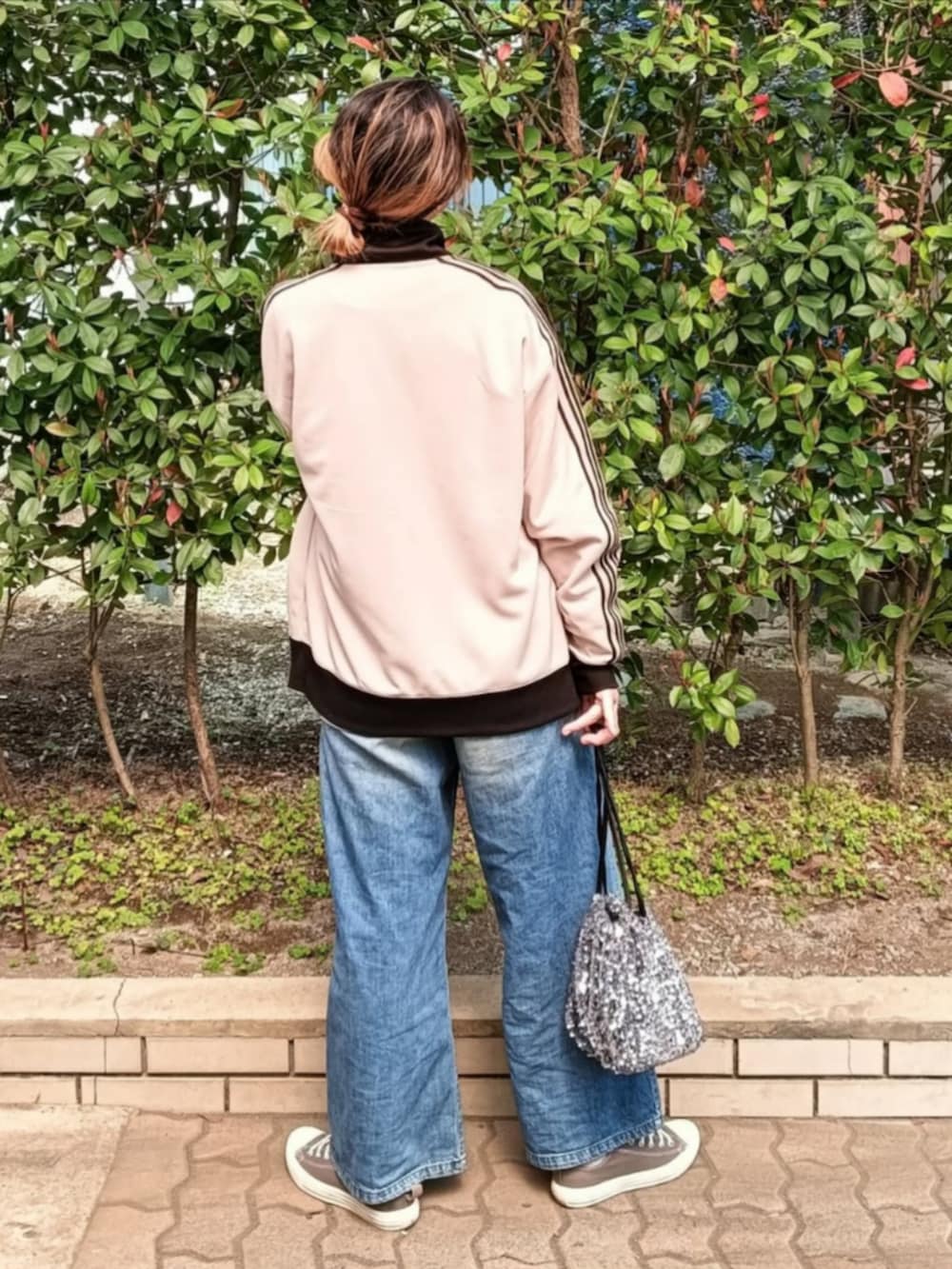 ホワイト系のシャツ/ブラウス、ベージュ系のジャージ、シルバー系のショルダーバッグを着用したレディースの春コーディネートの4枚目の写真