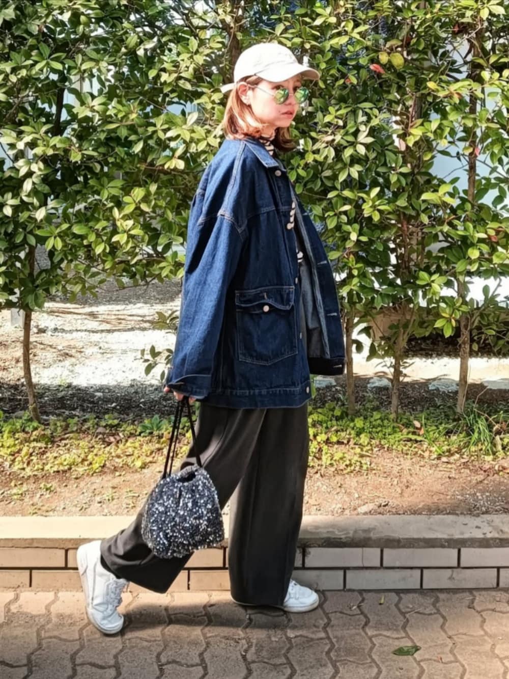 その他のニット/セーター、ブルー系のデニムジャケット、シルバー系のショルダーバッグを着用したレディースの春コーディネートの2枚目の写真